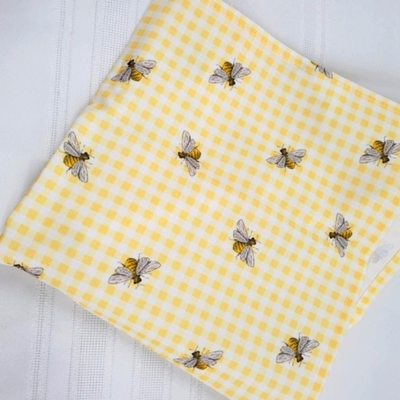 Set of 3-Outdoor Yellow Gingham Bumble Bee Napkins - Picture 1 of 2